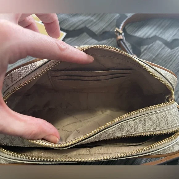 Michael Kors ‘Connie’ Crossbody Camera Bag - Picture 2 of 16